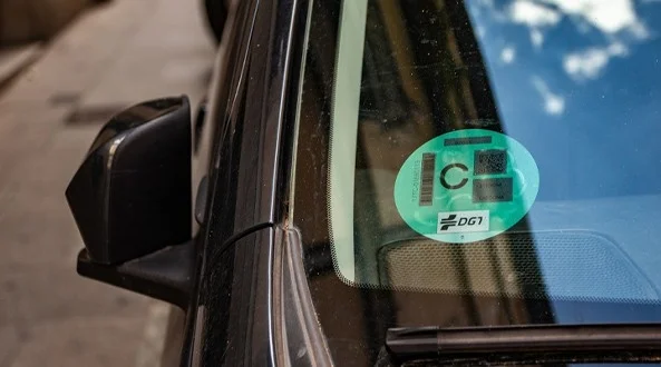 coche-con-distintivo-ambiental